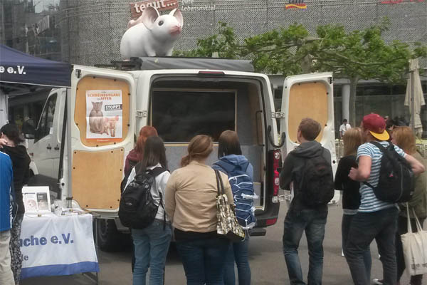 Mausmobil on Tour gegen Tierversuche