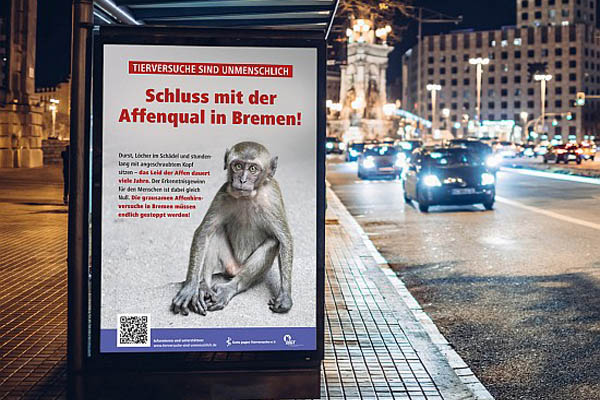 Plakataktion gegen Affenhirnforschung in Bremen