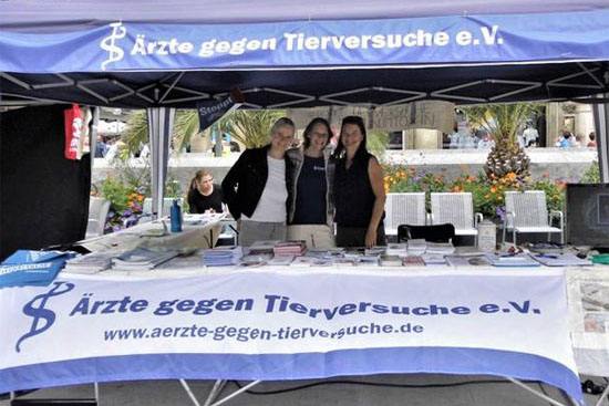 Infostand der AG München von Ärzte gegen Tierversuche