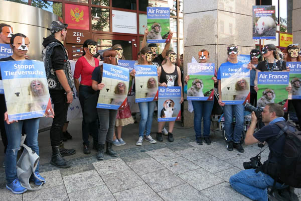 Demo gegen Tierversuche und Tierversuchstransporte durch Air France