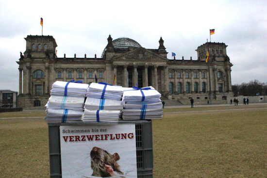 Unterschriftenlisten gegen Tierversuche vor dem Deutschen Bundestag