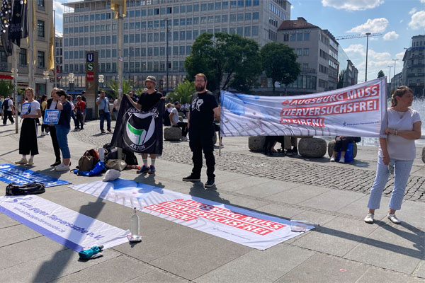 Mahnwache gegen Tierversuche in Augsburg