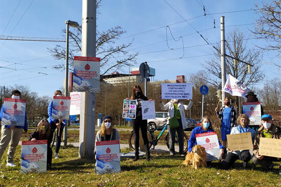 Mahnwache gegen Tierversuche in Augsburg