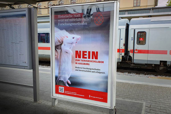 Plakate gegen Tierversuche in Augsburg