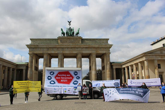 Aktion gegen Tierversuche vor dem Brandenburger Tor
