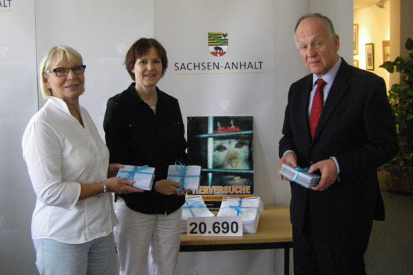 Unterschriftenübergabe gegen Affenhirnforschung in Magdeburg