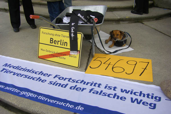 Unterschriftenübergabe gegen Tierversuche in Berlin