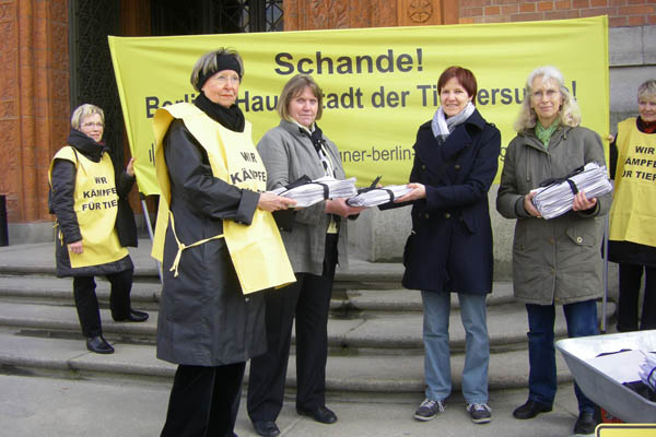 Unterschriftenübergabe gegen Tierversuche in Berlin