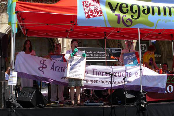 Aktionswoche gegen Botox-Tierversuche 2013 in München