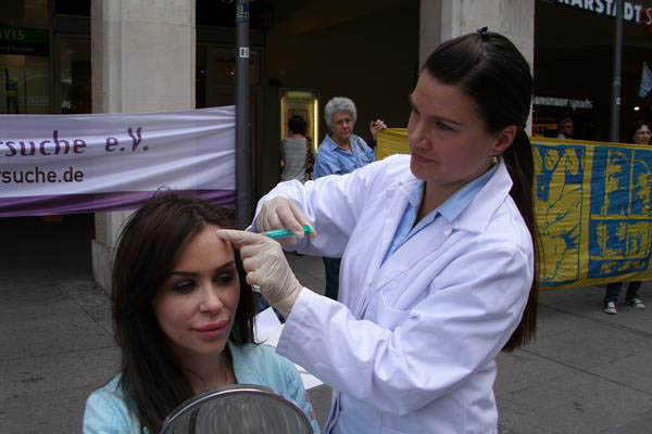 Aktionstag gegen Botox-Tierversuche 2014 in München