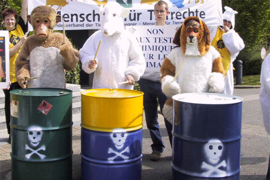 Protestaktion gegen REACH-Chemikalien-Tierversuche