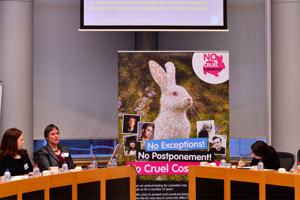 Übergabe von 242.000 Unterschriften gegen Kosmetik-Tierversuche in Brüssel