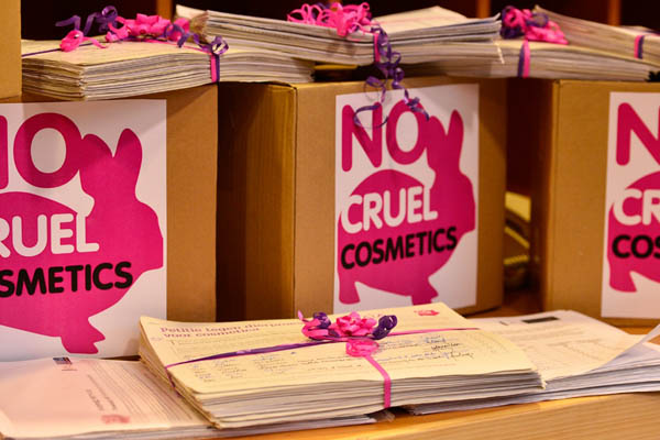 242.000 Unterschriften gegen Kosmetik-Tierversuche 