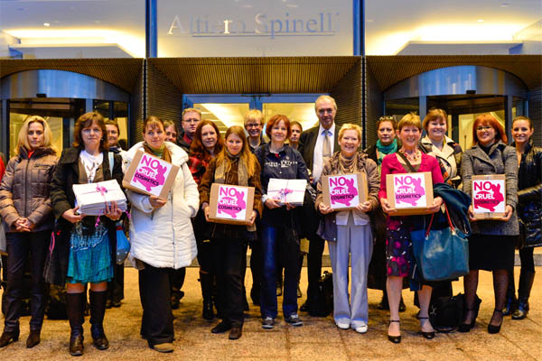 Übergabe von 242.000 Unterschriften gegen Kosmetik-Tierversuche in Brüssel