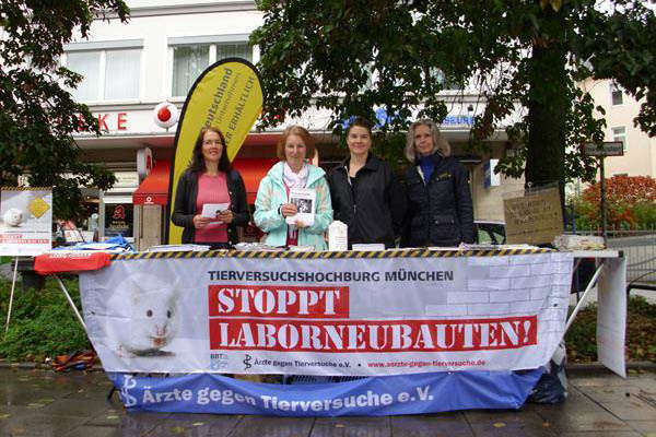 Infostand gegen Laborneubauten in München