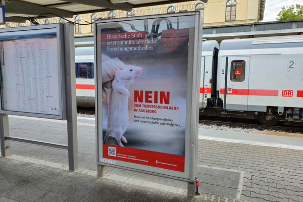 Plakataktion gegen Tierversuche in Augsburg