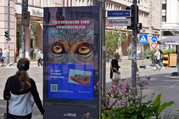 Plakataktion gegen Tierversuche in Berlin