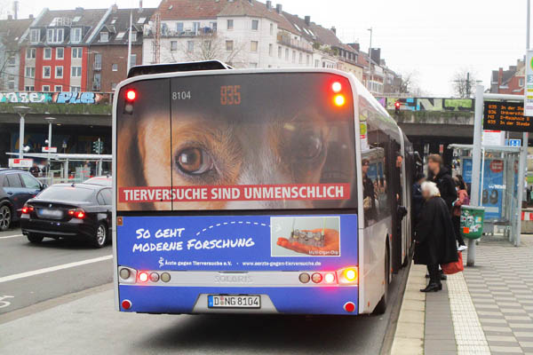 Bus mit Botschaft gegen Tierversuche in Düsseldorf