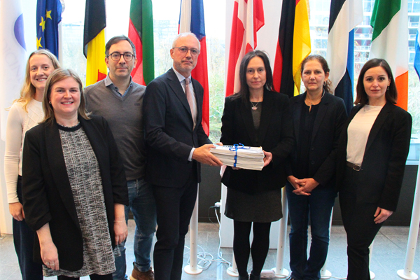 Unterschriftenübergabe gegen die Verwendung von Pfeilschwanzkrebsblut für den LAL-Test