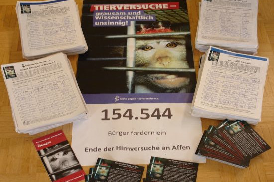 Unterschriftenlisten-Übergabe Tübingen - Stoppt Affenqual