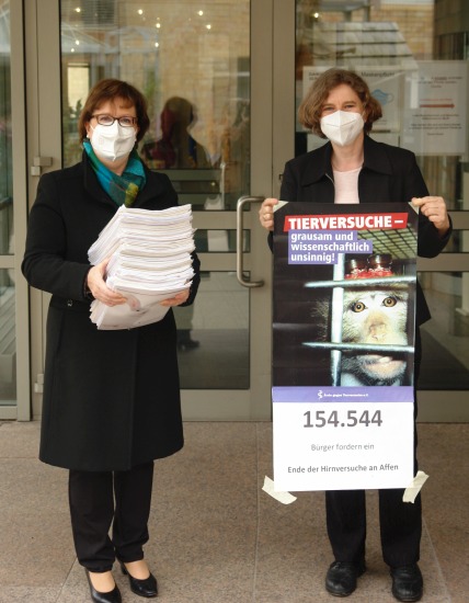 Unterschriftenübergabe gegen Affenhirnversuche in Tübingen