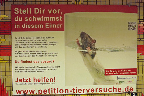 Plakataktion gegen Tierversuche 